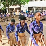 Entrée de classe des élèves au Togo