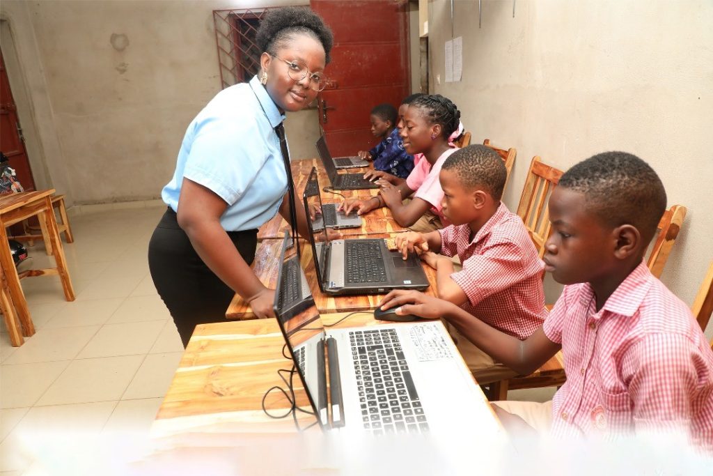 La formatrice assiste les élèves à l'école au Togo